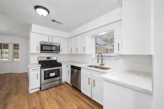 Building Photo - 12711 Shady Knoll Ln