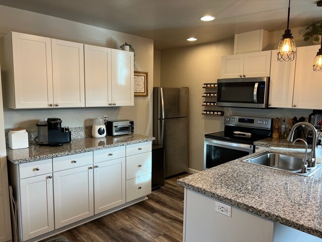 Building Photo - Cozy & Spacious Townhome for Rent