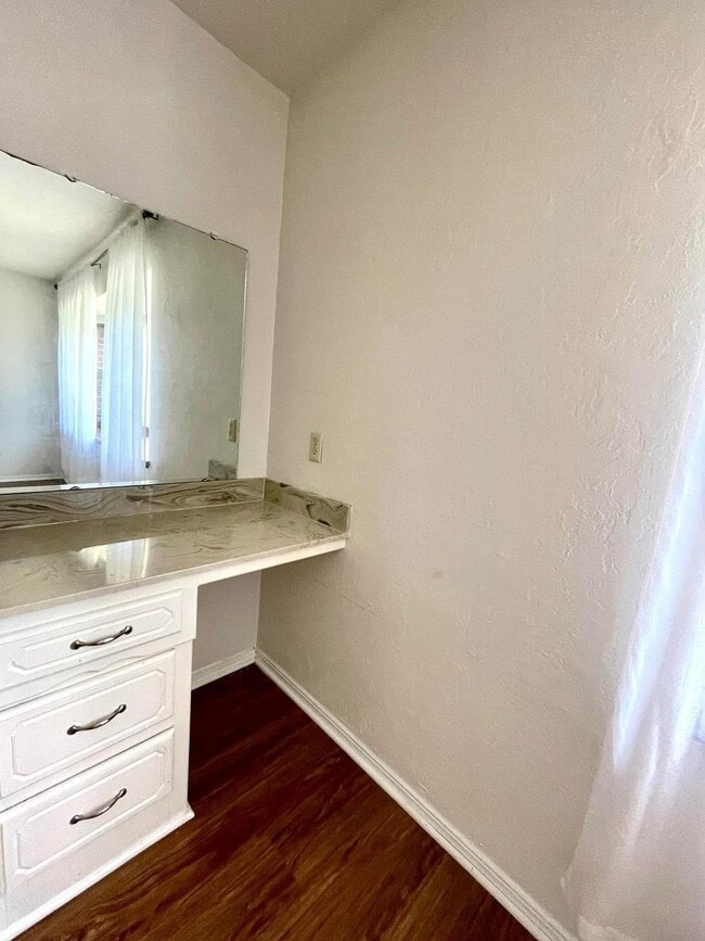 Building Photo - 1432 S Stoneridge Manor