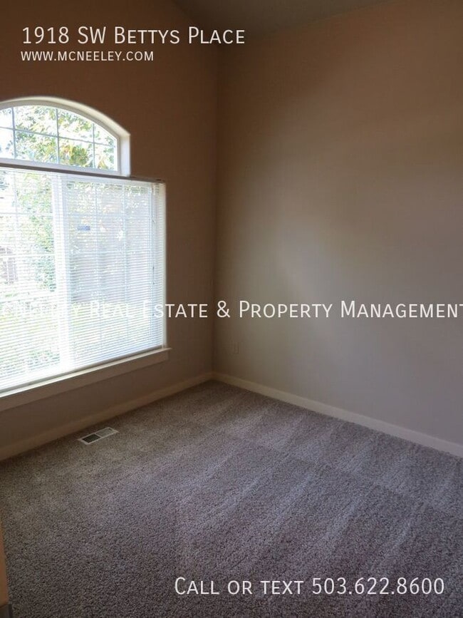 Building Photo - 1918 SW Betty's Pl