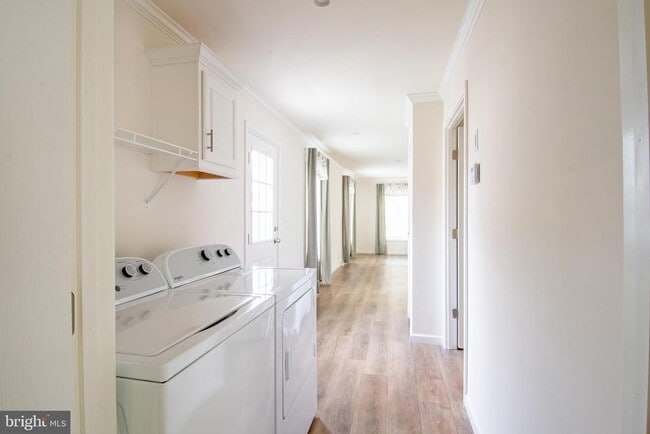 Building Photo - 6 Greenwood Cir