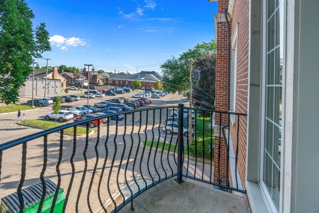 Building Photo - Exquisite Condo in Prime Plymouth Location