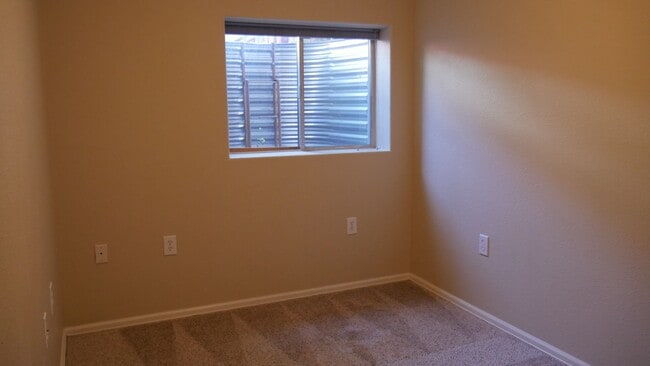 Building Photo - 4 Bed 3 Bath off Dublin/Powers w/AC- Avail...