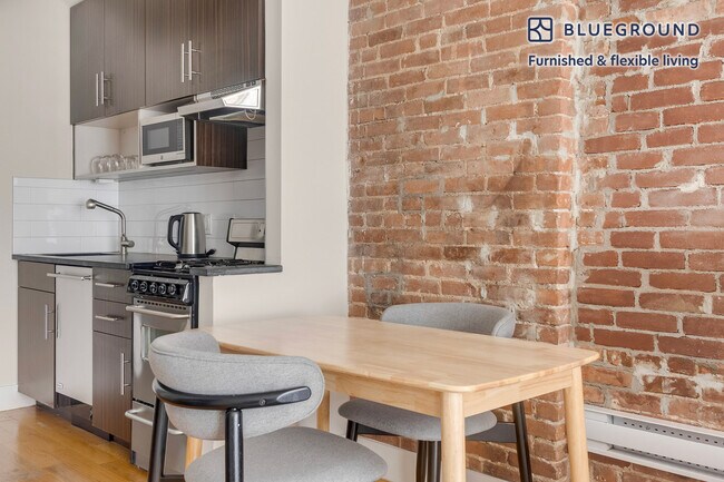 Building Photo - 515 W 47th St