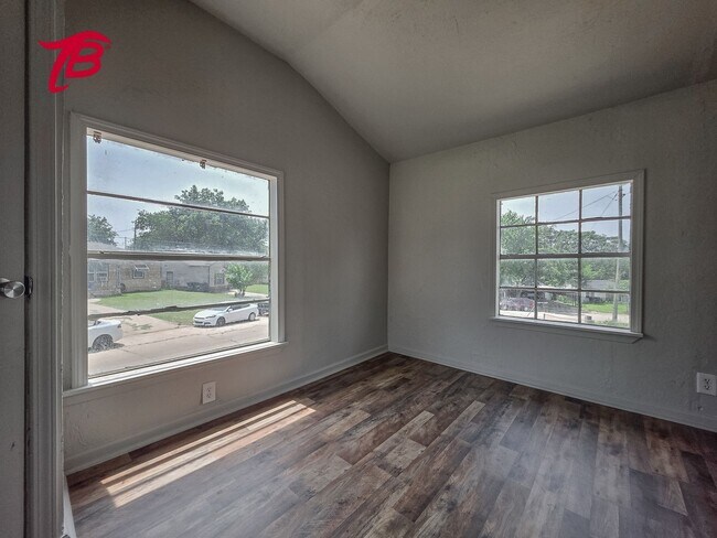 Building Photo - 2025 S Emco Dr