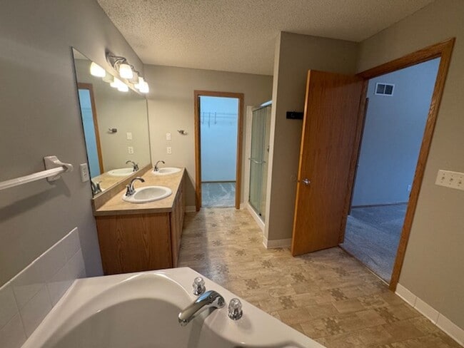 Building Photo - Gorgeous 6 Bed/3 Bath/3 Garage SFH with Screened in Porch, and Firepit in Minnetrista!