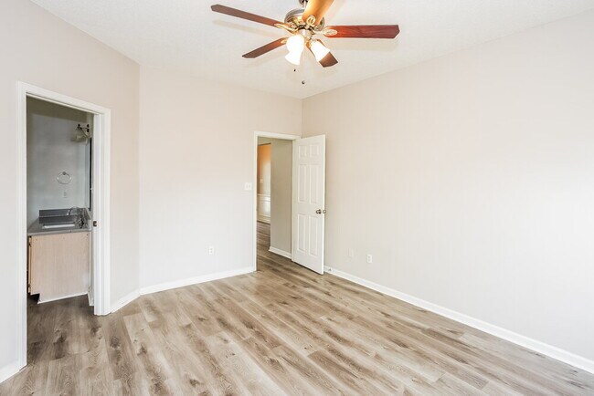 Building Photo - 11878 Meadhaven Dr