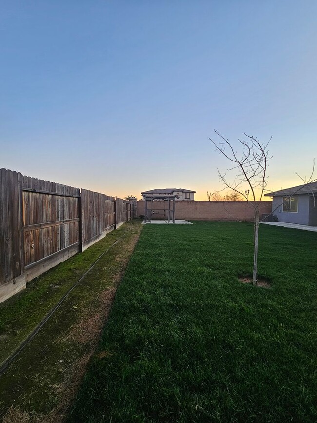 Building Photo - Beautiful Home in Gated Community