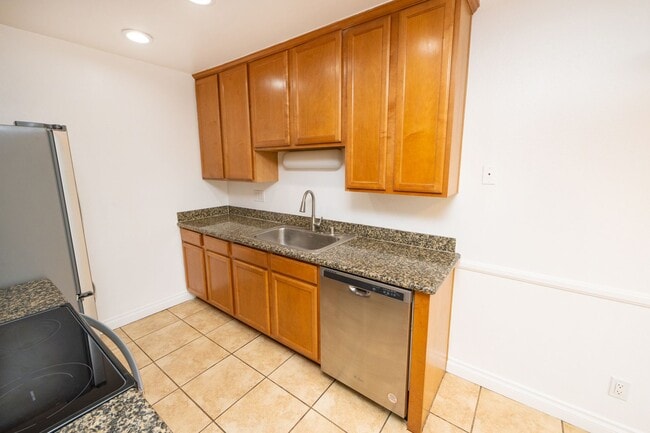 Building Photo - 2BR/1.5BA Condo! 2 parking spaces