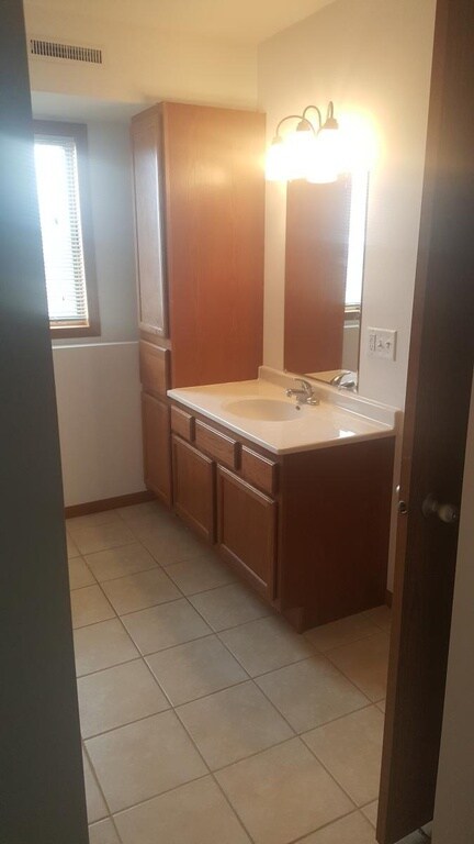 Master bathroom - 150 Erin Ct