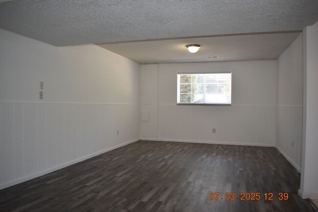 Building Photo - 4 bedroom / 2 bathroom / 1976 SF!