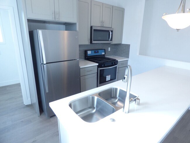 Building Photo - 4 Bedroom Unit with 2 Car Parking!