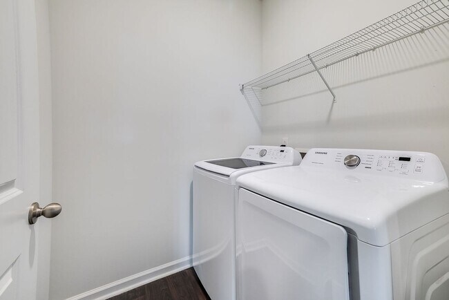 Building Photo - Stylish 4-Bed 2 Bath Ranch Home with Moder...
