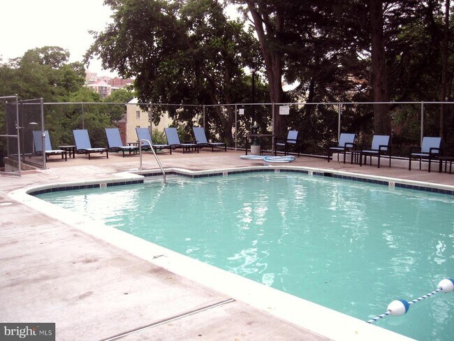 Building Photo - 5353 Columbia Pike