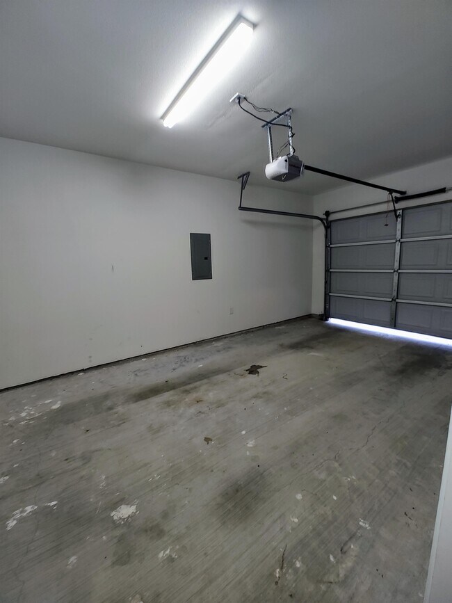 Building Photo - 5670 Shadowbend Cir N