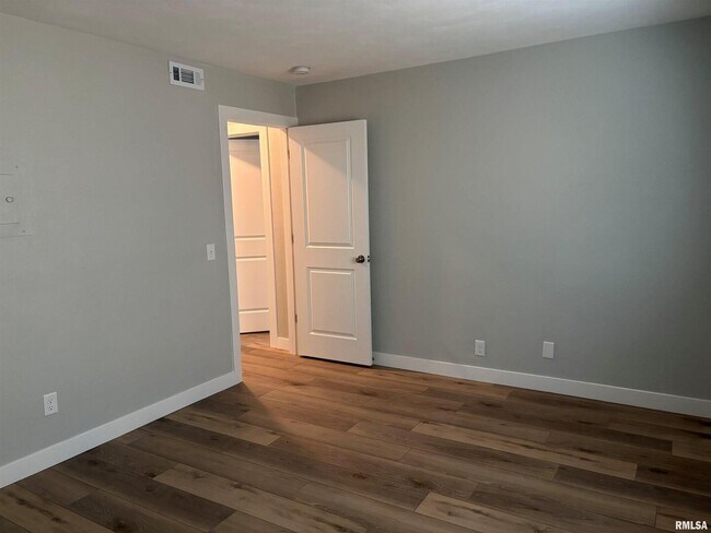 Building Photo - 1650 W 42nd St