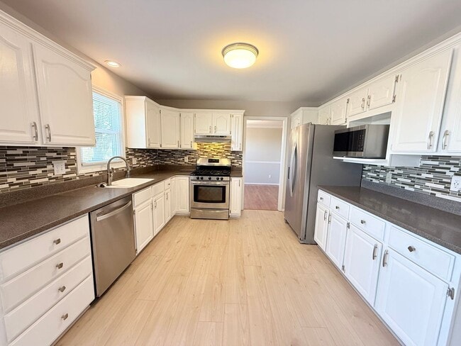 Building Photo - Stunning 5-Bedroom Home with Pool in Desir...