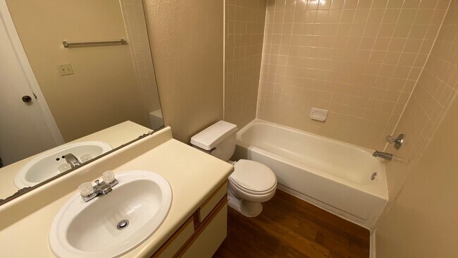 Building Photo - One Bedroom One Bath Condo in Tradewinds a...