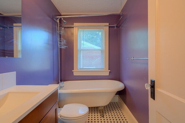 Building Photo - Grandin Court Foursquare convenient to SW City & SW Co!