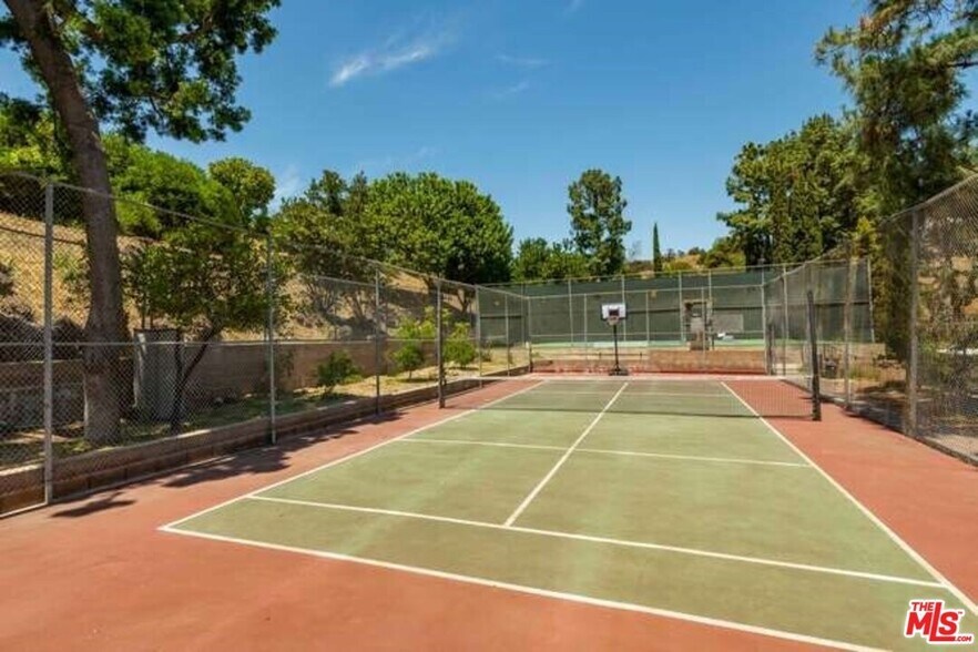 Building Photo - 6752 Hillpark Dr