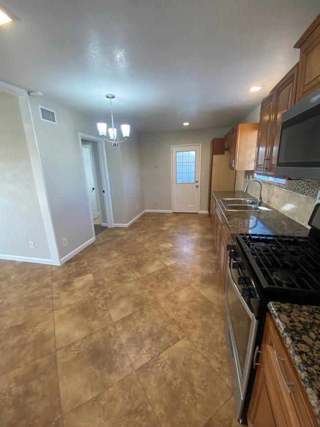 Building Photo - Beautiful Buena Park 4 Bedroom w/ AC For R...