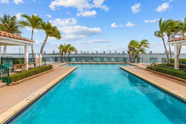 Building Photo - 1060 Lake Shore Dr