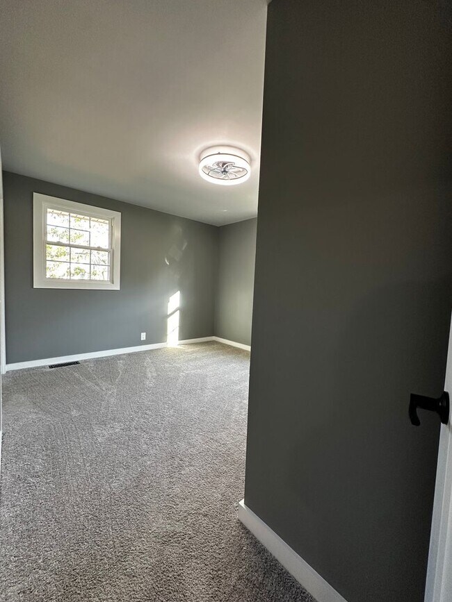 Building Photo - Fully Renovated in the Heart of Hendersonv...