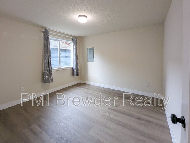Building Photo - 7 E McGill Ave