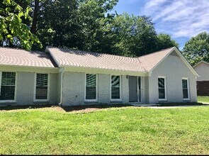 Building Photo - Well maintained brick home in NW Greensbor...