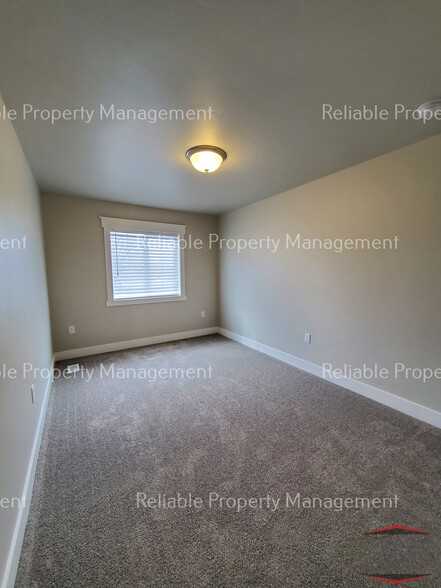 Building Photo - 359 N 3rd W