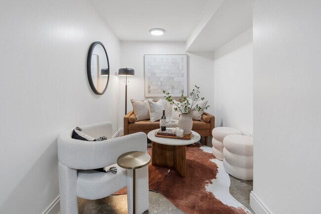 Building Photo - 905 Juniper St NE