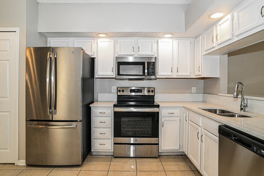 Building Photo - 8790 Townsquare Dr S