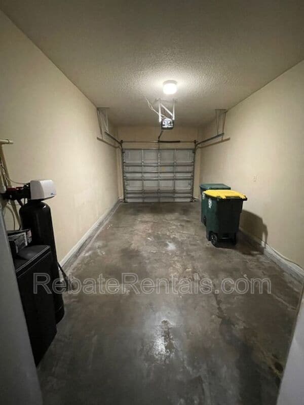 Building Photo - 4199 Highwood Dr