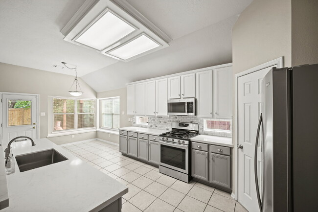 Building Photo - Welcome home to this charming single-story gem in the heart of Silverlake!