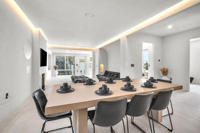 Building Photo - 120 NE 25th St