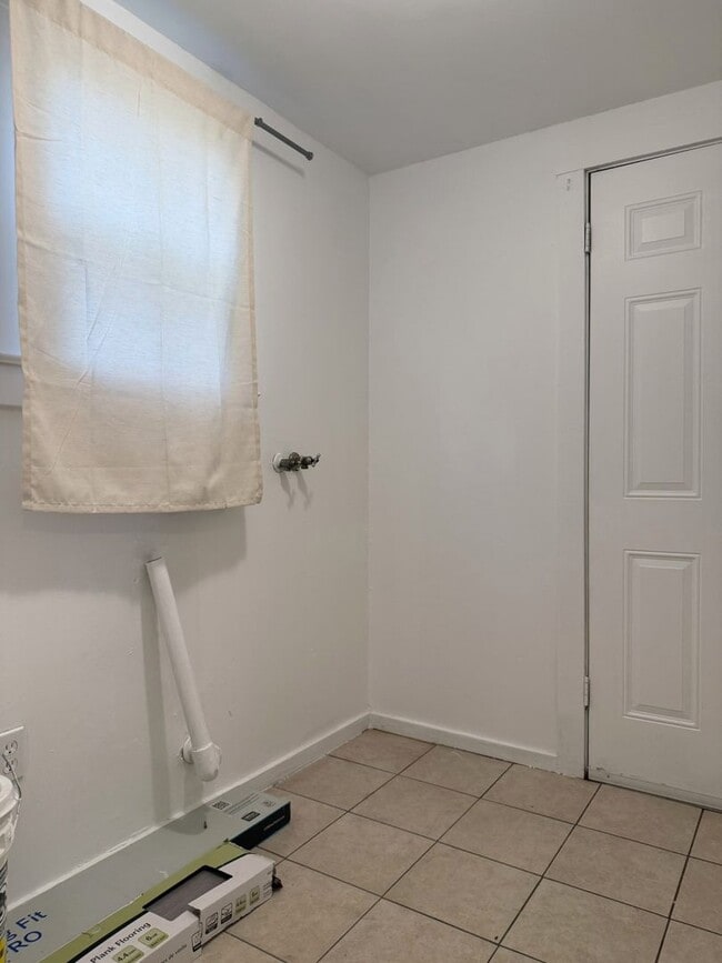 Building Photo - Sweet 2/1 Available NOW!!!