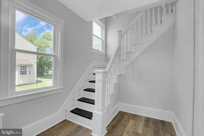 Building Photo - 121 E Browning Rd