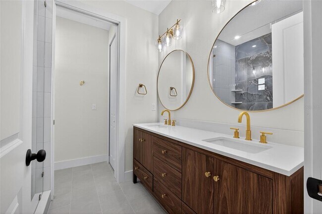 Building Photo - 1515 E Knollwood St