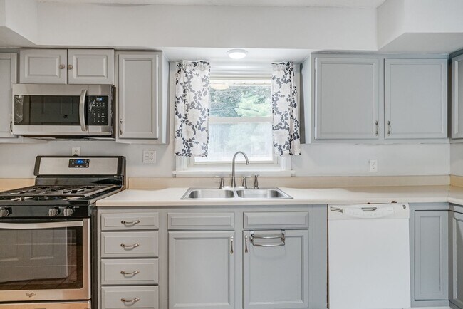 Building Photo - Move-In Ready 4 Bedroom Home in the Heart of Champaign
