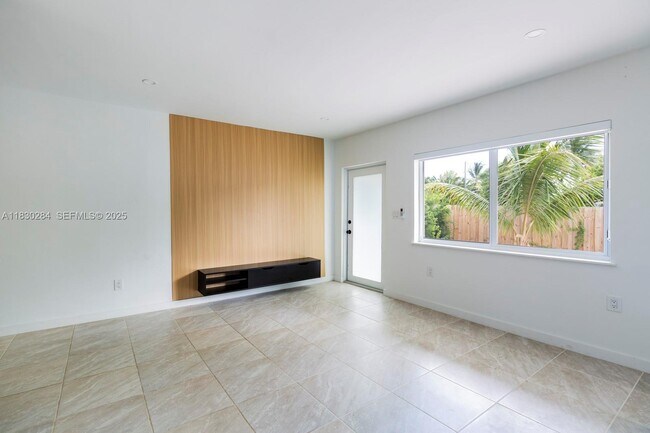 Building Photo - 7800 NE 10th Ct