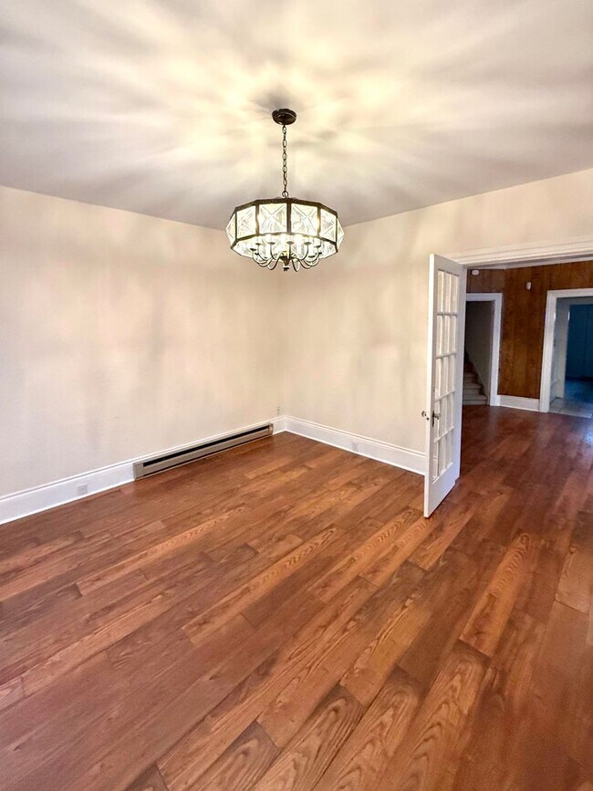 Building Photo - Charming 5-Bedroom Central District Home