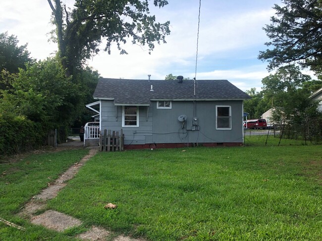 Building Photo - 2 Bedroom 1 bathroom -Central air and Heat