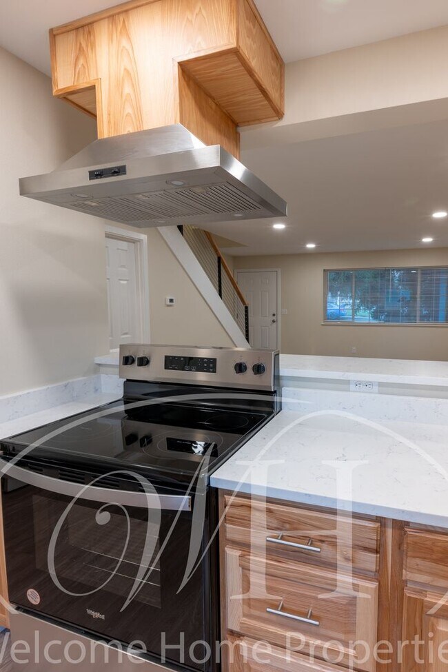 Building Photo - Spacious 2 bedroom duplex with attached garage