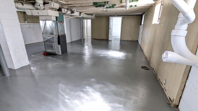 Building Photo - 969 Fleming- 2 bedroom house with basement...