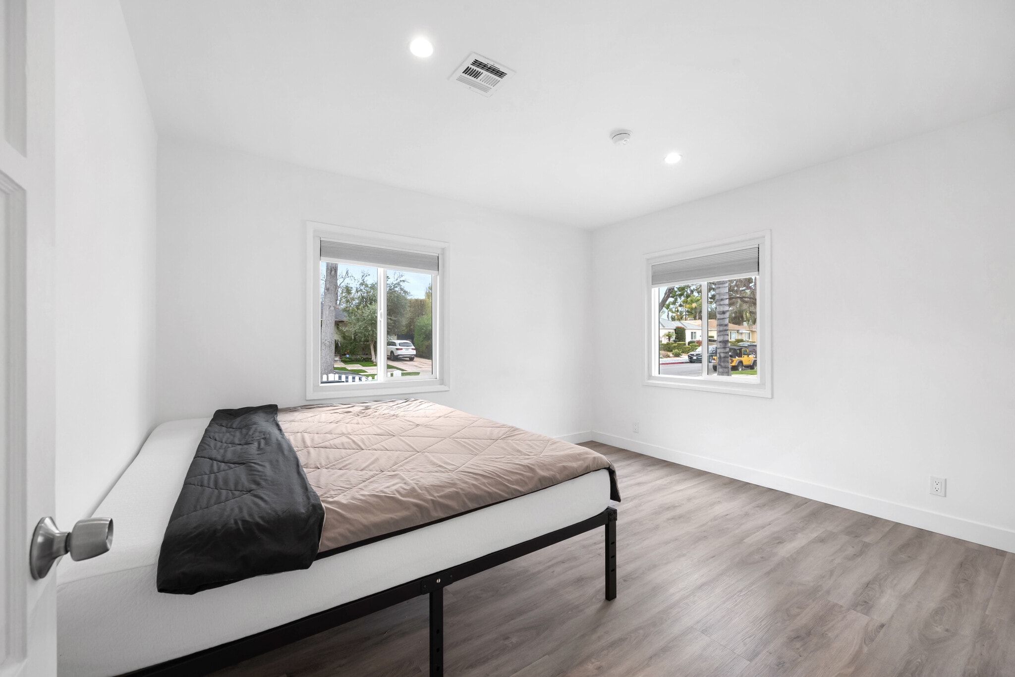 Building Photo - 18015 Collins St