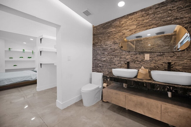 Building Photo - 5313 NE 1st Ave