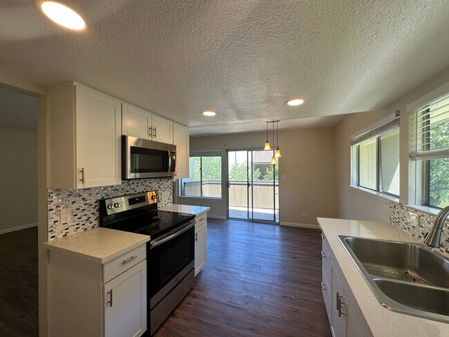 Building Photo - 3701 Colonial Dr