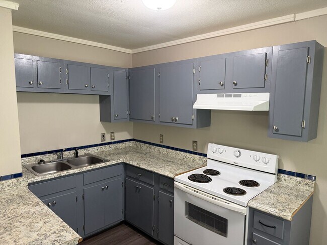 Building Photo - 2 Bed 1 Bath Duplex