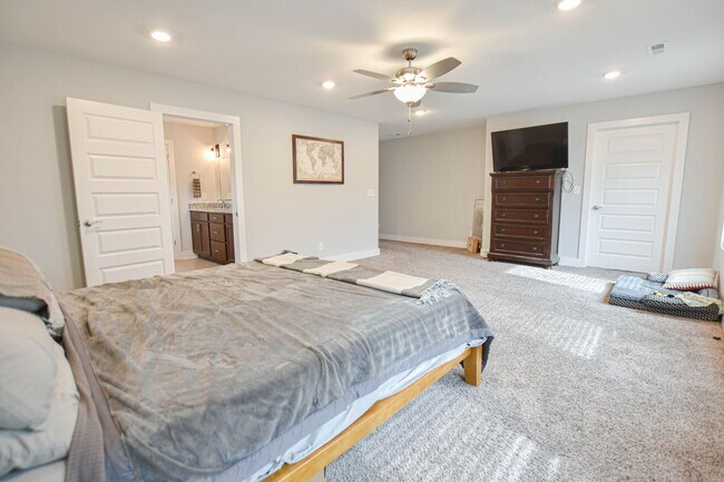 Building Photo - Modern Three Bedroom!