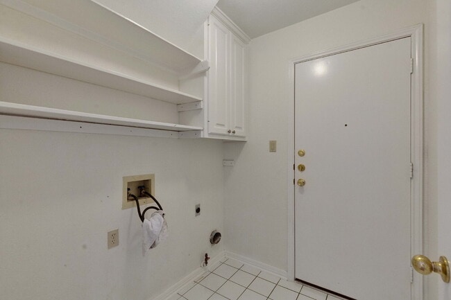 Building Photo - ***Move in Special, $250 Concession on 1st...
